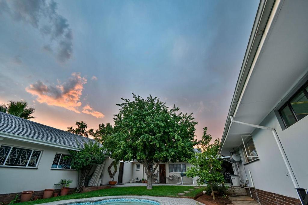 Iszis Guest House Bloemfontein Exterior photo